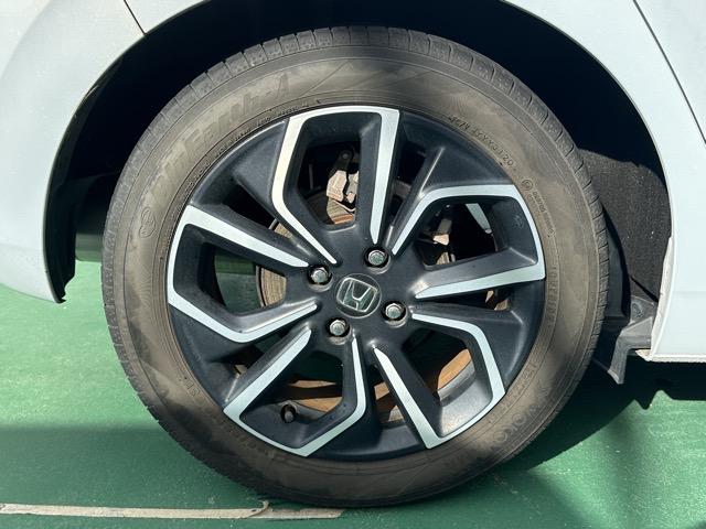 フィット ｅ：ＨＥＶホーム　純正ナビ・バックモニター・ドライブレコーダー・ＥＴＣ付　ホンダセンシング　ＬＥＤヘッドランプ　電子制御パーキングブレーキ　オートブレーキホールド機能　本革巻ステアリング　スマートキー　アルミホイール（14枚目）