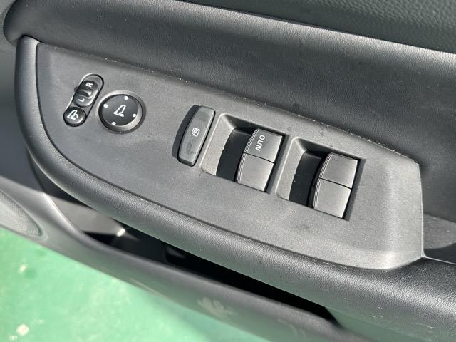 フィット ｅ：ＨＥＶホーム　純正ナビ・バックモニター・ドライブレコーダー・ＥＴＣ付　ホンダセンシング　ＬＥＤヘッドランプ　電子制御パーキングブレーキ　オートブレーキホールド機能　本革巻ステアリング　スマートキー　アルミホイール（15枚目）