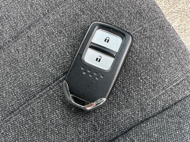 フィット ｅ：ＨＥＶホーム　純正ナビ・バックモニター・ドライブレコーダー・ＥＴＣ付　ホンダセンシング　ＬＥＤヘッドランプ　電子制御パーキングブレーキ　オートブレーキホールド機能　本革巻ステアリング　スマートキー　アルミホイール（16枚目）