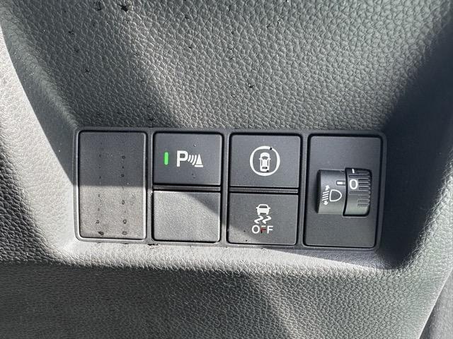 フィット ｅ：ＨＥＶホーム　純正ナビ・バックモニター・ドライブレコーダー・ＥＴＣ付　ホンダセンシング　ＬＥＤヘッドランプ　電子制御パーキングブレーキ　オートブレーキホールド機能　本革巻ステアリング　スマートキー　アルミホイール（17枚目）