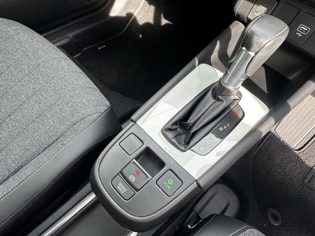 フィット ｅ：ＨＥＶホーム　純正ナビ・バックモニター・ドライブレコーダー・ＥＴＣ付　ホンダセンシング　ＬＥＤヘッドランプ　電子制御パーキングブレーキ　オートブレーキホールド機能　本革巻ステアリング　スマートキー　アルミホイール（26枚目）