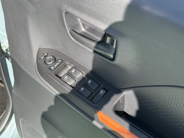 タント ファンクロスターボ パノラマアップグレードパック スマートキー LEDヘッドライト 両側パワースライドドア フルオートエアコン シートヒーター ロールサンシェード シートバックテーブル 革巻きハンドル ルーフレール(17枚目)