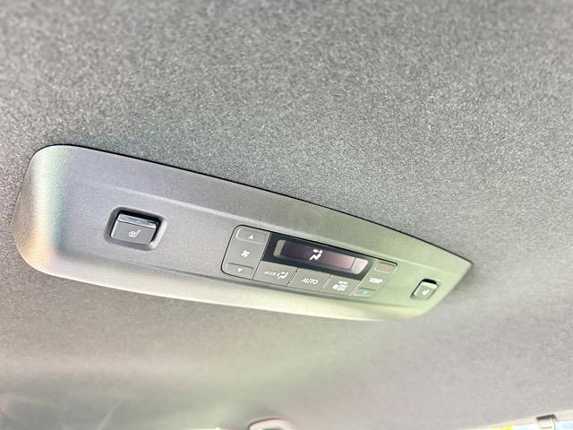 ステップワゴン スパーダ プレミアムライン 7人乗り ホンダセンシング フルLEDヘッドライト マルチビューカメラシステム パワーテールゲート 両側パワースライドドア シートヒーター 2列目キャプテンシート/オットマン付 登録済未使用車(11枚目)