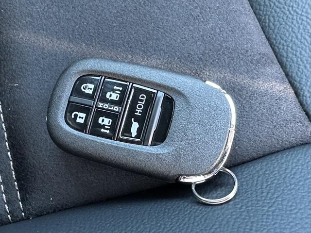 ステップワゴン スパーダ プレミアムライン 7人乗り ホンダセンシング フルLEDヘッドライト マルチビューカメラシステム パワーテールゲート 両側パワースライドドア シートヒーター 2列目キャプテンシート/オットマン付 登録済未使用車(29枚目)