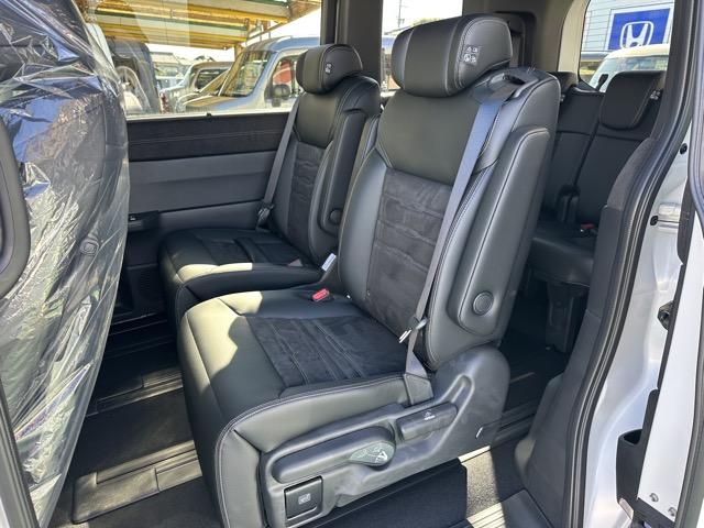 ステップワゴン スパーダ プレミアムライン 7人乗り ホンダセンシング フルLEDヘッドライト マルチビューカメラシステム パワーテールゲート 両側パワースライドドア シートヒーター 2列目キャプテンシート/オットマン付 登録済未使用車(7枚目)