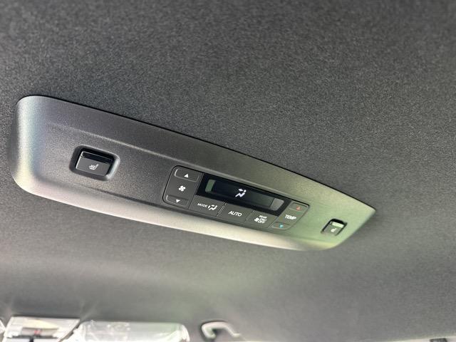 ステップワゴン スパーダ プレミアムライン 7人乗り ホンダセンシング フルLEDヘッドライト マルチビューカメラシステム パワーテールゲート 両側パワースライドドア シートヒーター 2列目キャプテンシート/オットマン付 登録済未使用車(10枚目)