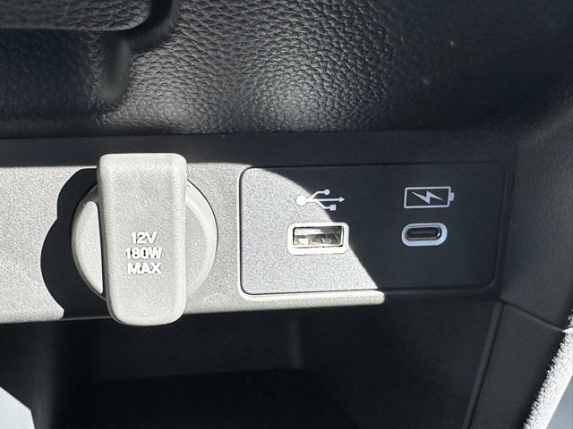 ステップワゴン スパーダ プレミアムライン 7人乗り ホンダセンシング フルLEDヘッドライト マルチビューカメラシステム パワーテールゲート 両側パワースライドドア シートヒーター 2列目キャプテンシート/オットマン付 登録済未使用車(24枚目)