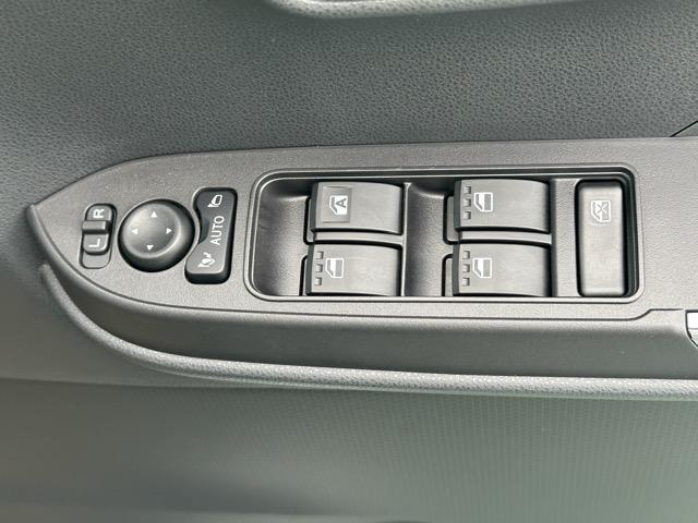 タント カスタムRS スマートキー LEDヘッドライト 両側パワースライドドア オートエアコン シートヒーター ロールサンシェード シートバックテーブル 革巻きハンドル バックカメラ 衝突被害軽減ブレーキ 届出済未使用車(20枚目)