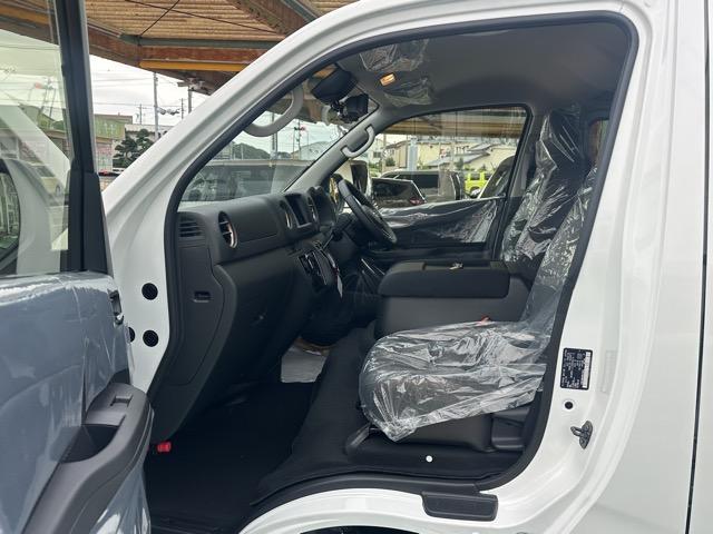 キャラバン ロンググランドプレミアムGX ディーゼル車 4WD スマートキー LEDヘッドライト 両側スライドドア フルオートエアコン シートヒーター アラウンドビューモニター デジタルインナーミラー 革巻きハンドル 登録済未使用車(6枚目)