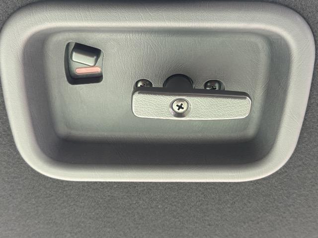 キャラバン ロンググランドプレミアムGX ディーゼル車 4WD スマートキー LEDヘッドライト 両側スライドドア フルオートエアコン シートヒーター アラウンドビューモニター デジタルインナーミラー 革巻きハンドル 登録済未使用車(16枚目)