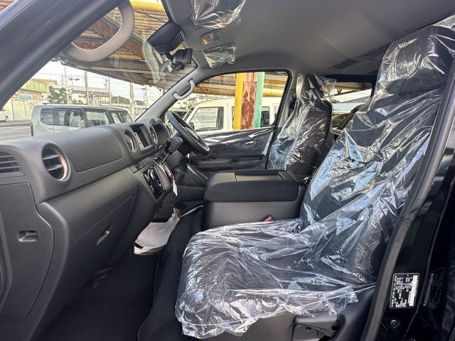 キャラバン ロンググランドプレミアムGX ディーゼル車 4WD スマートキー LEDヘッドライト 両側スライドドア フルオートエアコン シートヒーター アラウンドビューモニター デジタルインナーミラー 革巻きハンドル 登録済未使用車(6枚目)