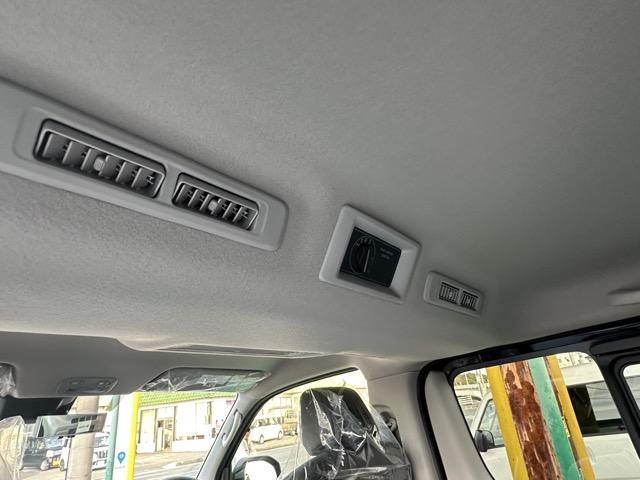キャラバン ロンググランドプレミアムGX ディーゼル車 4WD スマートキー LEDヘッドライト 両側スライドドア フルオートエアコン シートヒーター アラウンドビューモニター デジタルインナーミラー 革巻きハンドル 登録済未使用車(8枚目)