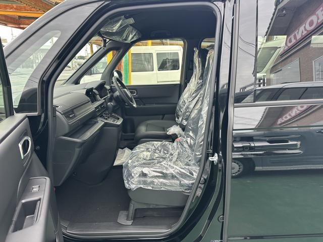 ステップワゴン スパーダ 7人乗り ホンダセンシング LEDヘッドランプ 両側パワースライドドア パワーバックドア 本革巻ステアリング パドルシフト シートバックテーブル ロールサンシェード シートヒーター 登録済未使用車(6枚目)