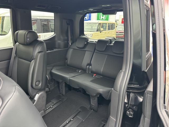 ステップワゴン スパーダ 7人乗り ホンダセンシング LEDヘッドランプ 両側パワースライドドア パワーバックドア 本革巻ステアリング パドルシフト シートバックテーブル ロールサンシェード シートヒーター 登録済未使用車(8枚目)