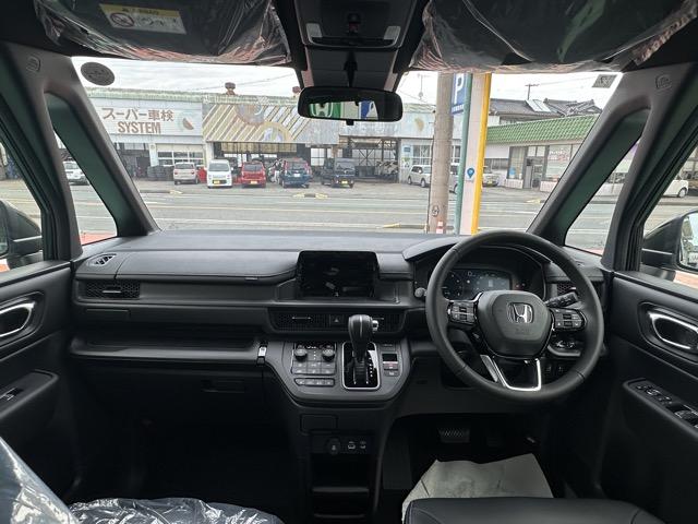 ステップワゴン スパーダ 7人乗り ホンダセンシング LEDヘッドランプ 両側パワースライドドア パワーバックドア 本革巻ステアリング パドルシフト シートバックテーブル ロールサンシェード シートヒーター 登録済未使用車(9枚目)