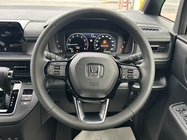 ステップワゴン スパーダ 7人乗り ホンダセンシング LEDヘッドランプ 両側パワースライドドア パワーバックドア 本革巻ステアリング パドルシフト シートバックテーブル ロールサンシェード シートヒーター 登録済未使用車(10枚目)