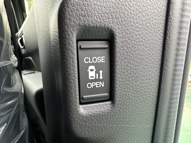 ステップワゴン スパーダ 7人乗り ホンダセンシング LEDヘッドランプ 両側パワースライドドア パワーバックドア 本革巻ステアリング パドルシフト シートバックテーブル ロールサンシェード シートヒーター 登録済未使用車(12枚目)