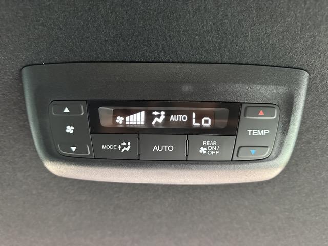 ステップワゴン スパーダ 7人乗り ホンダセンシング LEDヘッドランプ 両側パワースライドドア パワーバックドア 本革巻ステアリング パドルシフト シートバックテーブル ロールサンシェード シートヒーター 登録済未使用車(13枚目)
