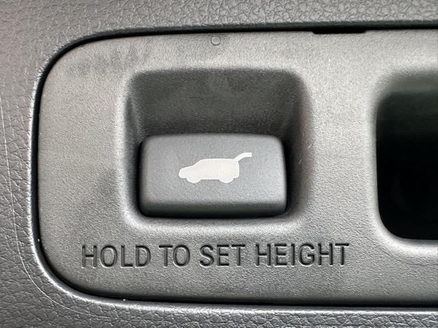 ステップワゴン スパーダ 7人乗り ホンダセンシング LEDヘッドランプ 両側パワースライドドア パワーバックドア 本革巻ステアリング パドルシフト シートバックテーブル ロールサンシェード シートヒーター 登録済未使用車(17枚目)