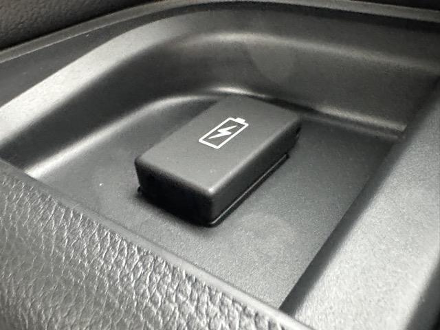 ステップワゴン スパーダ 7人乗り ホンダセンシング LEDヘッドランプ 両側パワースライドドア パワーバックドア 本革巻ステアリング パドルシフト シートバックテーブル ロールサンシェード シートヒーター 登録済未使用車(18枚目)