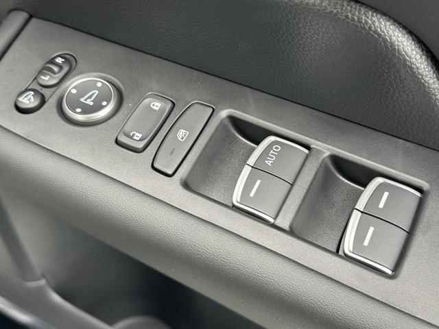 ステップワゴン スパーダ 7人乗り ホンダセンシング LEDヘッドランプ 両側パワースライドドア パワーバックドア 本革巻ステアリング パドルシフト シートバックテーブル ロールサンシェード シートヒーター 登録済未使用車(22枚目)