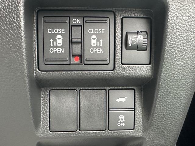 ステップワゴン スパーダ 7人乗り ホンダセンシング LEDヘッドランプ 両側パワースライドドア パワーバックドア 本革巻ステアリング パドルシフト シートバックテーブル ロールサンシェード シートヒーター 登録済未使用車(23枚目)