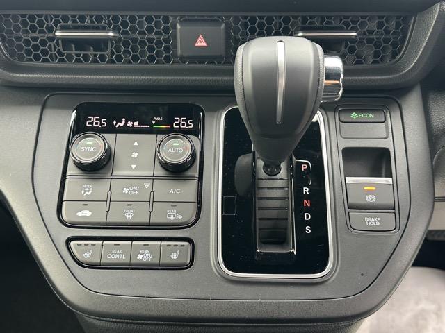 ステップワゴン スパーダ 7人乗り ホンダセンシング LEDヘッドランプ 両側パワースライドドア パワーバックドア 本革巻ステアリング パドルシフト シートバックテーブル ロールサンシェード シートヒーター 登録済未使用車(24枚目)