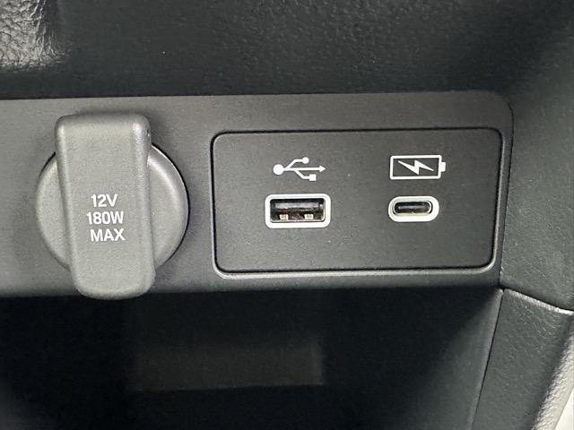 ステップワゴン スパーダ 7人乗り ホンダセンシング LEDヘッドランプ 両側パワースライドドア パワーバックドア 本革巻ステアリング パドルシフト シートバックテーブル ロールサンシェード シートヒーター 登録済未使用車(26枚目)