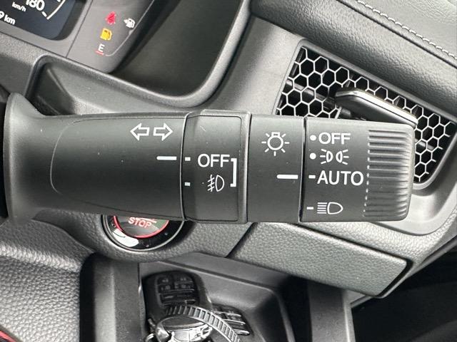 ステップワゴン スパーダ 7人乗り ホンダセンシング LEDヘッドランプ 両側パワースライドドア パワーバックドア 本革巻ステアリング パドルシフト シートバックテーブル ロールサンシェード シートヒーター 登録済未使用車(27枚目)