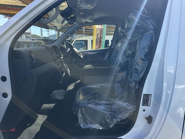 キャラバン ロングオーテックラインプラス ディーゼル車 4WD 寒冷地仕様 左パワースライドドア スマートキー LEDヘッドライト アラウンドビューモニター デジタルインナーミラー フルオートエアコン シートヒーター 登録済未使用車(6枚目)