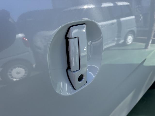 キャラバン ロングオーテックラインプラス ディーゼル車 4WD 寒冷地仕様 左パワースライドドア スマートキー LEDヘッドライト アラウンドビューモニター デジタルインナーミラー フルオートエアコン シートヒーター 登録済未使用車(7枚目)