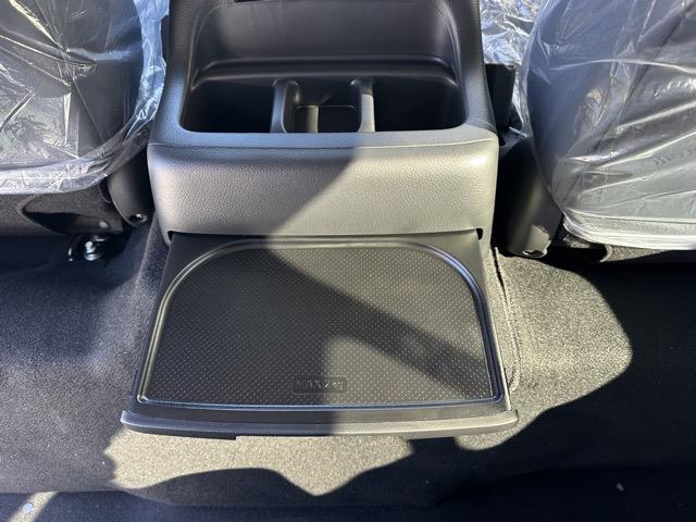 キャラバン ロングオーテックラインプラス ディーゼル車 4WD 寒冷地仕様 左パワースライドドア スマートキー LEDヘッドライト アラウンドビューモニター デジタルインナーミラー フルオートエアコン シートヒーター 登録済未使用車(9枚目)