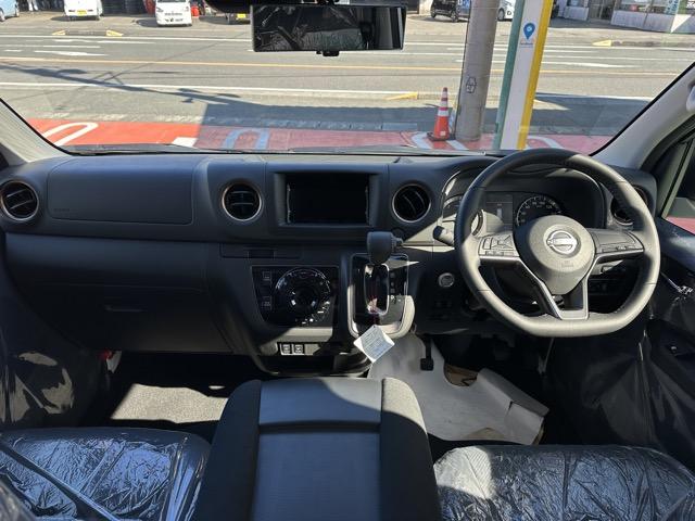 キャラバン ロングオーテックラインプラス ディーゼル車 4WD 寒冷地仕様 左パワースライドドア スマートキー LEDヘッドライト アラウンドビューモニター デジタルインナーミラー フルオートエアコン シートヒーター 登録済未使用車(11枚目)