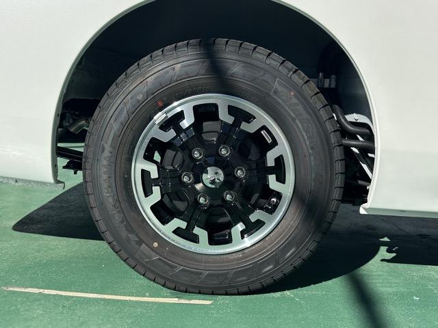 キャラバン ロングオーテックラインプラス ディーゼル車 4WD 寒冷地仕様 左パワースライドドア スマートキー LEDヘッドライト アラウンドビューモニター デジタルインナーミラー フルオートエアコン シートヒーター 登録済未使用車(18枚目)