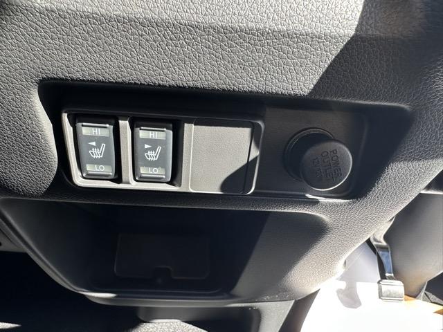 キャラバン ロングオーテックラインプラス ディーゼル車 4WD 寒冷地仕様 左パワースライドドア スマートキー LEDヘッドライト アラウンドビューモニター デジタルインナーミラー フルオートエアコン シートヒーター 登録済未使用車(28枚目)