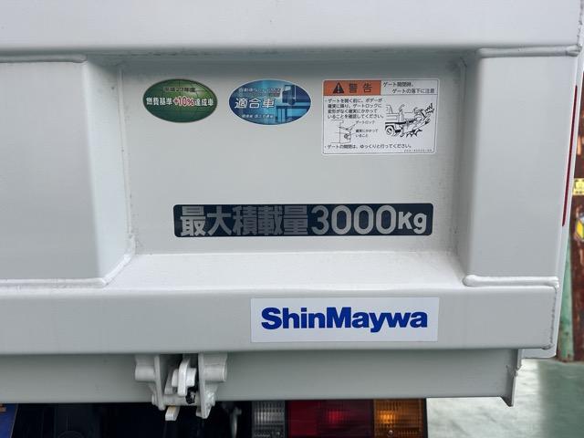 キャンター 全低床強化ダンプ　３ｔ　５ＭＴ　全低床強化ダンプ　バックカメラ付き　スマートキー　ＬＥＤヘッドライト　Ｂｌｕｅｔｏｏｔｈオーディオ　電動格納ドアミラー　パワーウィンドー　フォグランプ　アイドリングストップ（8枚目）