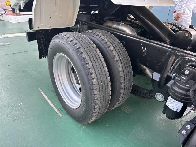 キャンター 全低床強化ダンプ　３ｔ　５ＭＴ　全低床強化ダンプ　バックカメラ付き　スマートキー　ＬＥＤヘッドライト　Ｂｌｕｅｔｏｏｔｈオーディオ　電動格納ドアミラー　パワーウィンドー　フォグランプ　アイドリングストップ（10枚目）