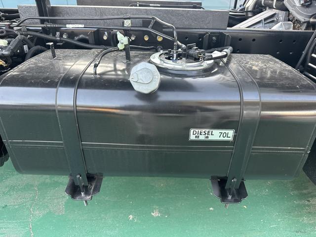 キャンター 全低床強化ダンプ　３ｔ　５ＭＴ　全低床強化ダンプ　バックカメラ付き　スマートキー　ＬＥＤヘッドライト　Ｂｌｕｅｔｏｏｔｈオーディオ　電動格納ドアミラー　パワーウィンドー　フォグランプ　アイドリングストップ（12枚目）