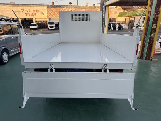 キャンター 全低床強化ダンプ　３ｔ　５ＭＴ　全低床強化ダンプ　バックカメラ付き　スマートキー　ＬＥＤヘッドライト　Ｂｌｕｅｔｏｏｔｈオーディオ　電動格納ドアミラー　パワーウィンドー　フォグランプ　アイドリングストップ（13枚目）