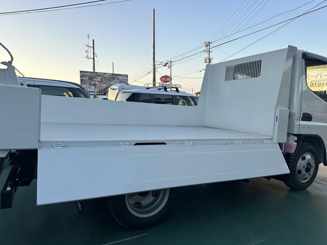 キャンター 全低床強化ダンプ　３ｔ　５ＭＴ　全低床強化ダンプ　バックカメラ付き　スマートキー　ＬＥＤヘッドライト　Ｂｌｕｅｔｏｏｔｈオーディオ　電動格納ドアミラー　パワーウィンドー　フォグランプ　アイドリングストップ（14枚目）