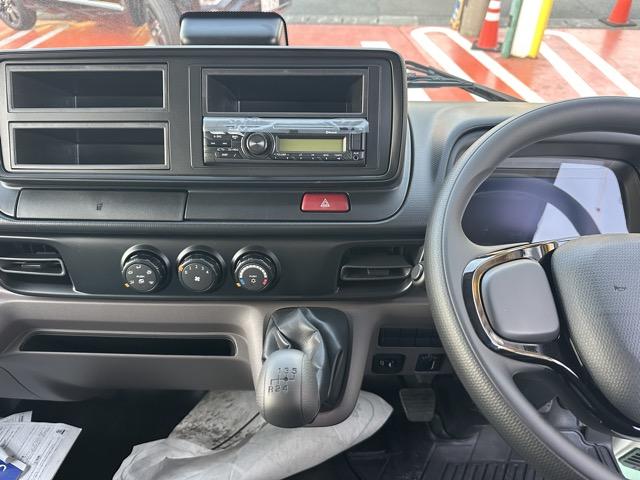 キャンター 全低床強化ダンプ　３ｔ　５ＭＴ　全低床強化ダンプ　バックカメラ付き　スマートキー　ＬＥＤヘッドライト　Ｂｌｕｅｔｏｏｔｈオーディオ　電動格納ドアミラー　パワーウィンドー　フォグランプ　アイドリングストップ（18枚目）
