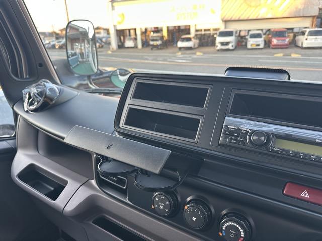 キャンター 全低床強化ダンプ　３ｔ　５ＭＴ　全低床強化ダンプ　バックカメラ付き　スマートキー　ＬＥＤヘッドライト　Ｂｌｕｅｔｏｏｔｈオーディオ　電動格納ドアミラー　パワーウィンドー　フォグランプ　アイドリングストップ（20枚目）