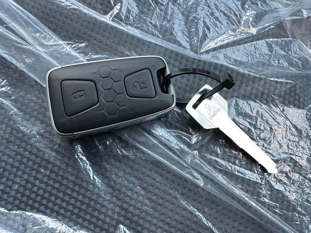 キャンター 全低床強化ダンプ　３ｔ　５ＭＴ　全低床強化ダンプ　バックカメラ付き　スマートキー　ＬＥＤヘッドライト　Ｂｌｕｅｔｏｏｔｈオーディオ　電動格納ドアミラー　パワーウィンドー　フォグランプ　アイドリングストップ（24枚目）