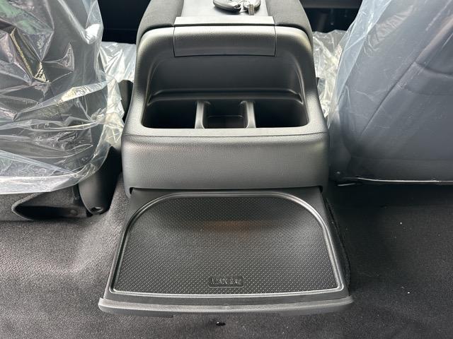 キャラバン ロングオーテックラインプラス　ディーゼル車　４ＷＤ　寒冷地仕様　左パワースライドドア　スマートキー　ＬＥＤヘッドライト　アラウンドビューモニター　デジタルインナーミラー　フルオートエアコン　シートヒーター　登録済未使用車（8枚目）