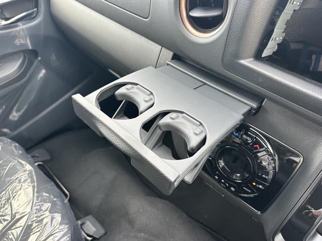 キャラバン ロングオーテックラインプラス　ディーゼル車　４ＷＤ　寒冷地仕様　左パワースライドドア　スマートキー　ＬＥＤヘッドライト　アラウンドビューモニター　デジタルインナーミラー　フルオートエアコン　シートヒーター　登録済未使用車（32枚目）