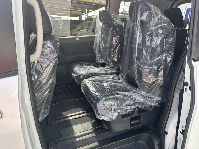 セレナ e-パワー ルキシオン ホットプラスパッケージ 純正ナビゲーション アラウンドビューモニター ETC プロパイロット リヤオートエアコン 両側パワースライドドア ロールサンシェード シートバックテーブル 登録済未使用車(7枚目)