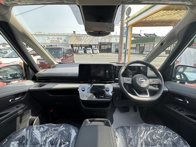 セレナ e-パワー ルキシオン ホットプラスパッケージ 純正ナビゲーション アラウンドビューモニター ETC プロパイロット リヤオートエアコン 両側パワースライドドア ロールサンシェード シートバックテーブル 登録済未使用車(9枚目)