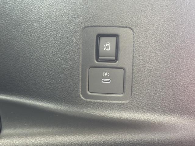 セレナ e-パワー ルキシオン ホットプラスパッケージ 純正ナビゲーション アラウンドビューモニター ETC プロパイロット リヤオートエアコン 両側パワースライドドア ロールサンシェード シートバックテーブル 登録済未使用車(15枚目)