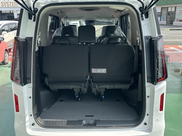 セレナ e-パワー ルキシオン ホットプラスパッケージ 純正ナビゲーション アラウンドビューモニター ETC プロパイロット リヤオートエアコン 両側パワースライドドア ロールサンシェード シートバックテーブル 登録済未使用車(18枚目)