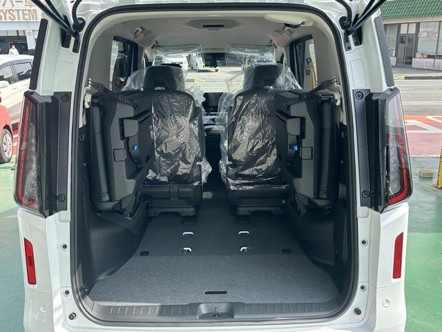 セレナ e-パワー ルキシオン ホットプラスパッケージ 純正ナビゲーション アラウンドビューモニター ETC プロパイロット リヤオートエアコン 両側パワースライドドア ロールサンシェード シートバックテーブル 登録済未使用車(19枚目)